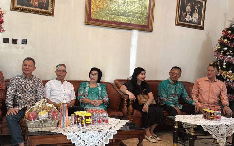 Jaya S Monong Sambangi Bupati Gunung Mas Periode 2003-2008