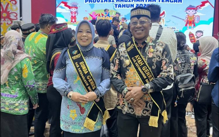 Bupati dan Wakil Bupati Kobar Dikukuhkan sebagai Bunda dan Bapak Genre dan Orang Tua Asuh Genting
