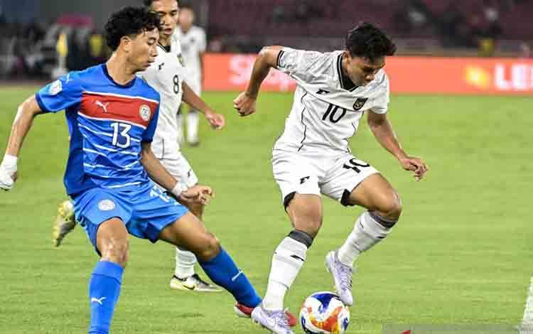 Pesepak bola Timnas U-23 Indonesia Arkhan Fikri (kanan) berebut bola dengan pesepak bola Timnas U-23 Filipina Zachary Taningco (kiri) dalam pertandingan penyisihan Grup A Piala AFF U-23 2025 di Stadion Utama Gelora Bung Karno (SUGBK), Senayan, Jakarta, Jumat (18/7/2025). ANTARA FOTO/Muhammad Adimaja/Lmo/tom. (ANTARA FOTO/MUHAMMAD ADIMAJA)