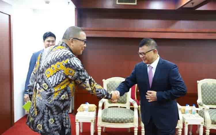 Duta Besar RI untuk Kerajaan Kamboja Santo Darmosumarto (kiri) bersama Menteri Senior dan Kepala Sekretariat Committee to Combat Online Scams (CCOS) Kamboja Chhay Sinarith untuk membahas kerja sama penanggulangan kejahatan penipuan daring di Kamboja, Senin (21/7/2025). (ANTARA FOTO/HO-KBRI Phnom Penh)