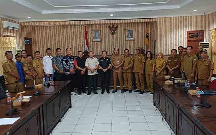 Eksekutif dan Legislatif Kotim Komitmen Perbaiki Jalan Antar Desa di Tualan Hulu