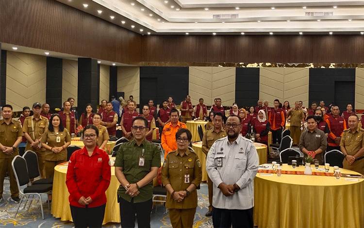 Plt Kepala DLH Palangka Raya (baju hijau) saat berfoto bersama usai membuka kegiatan Sosialisasi PLTB. (Foto : PATHUR)