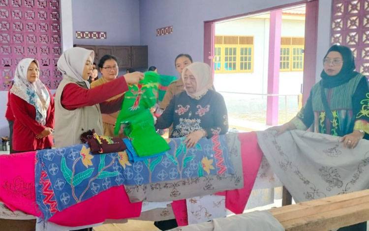 Dekranasda Barito Timur Gelar Workshop Membatik untuk Siswa Berkebutuhan Khusus