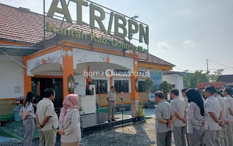 Kepala Kantor Pertanahan Gunung Mas Ajak Pegawai Disiplin dalam Bekerja