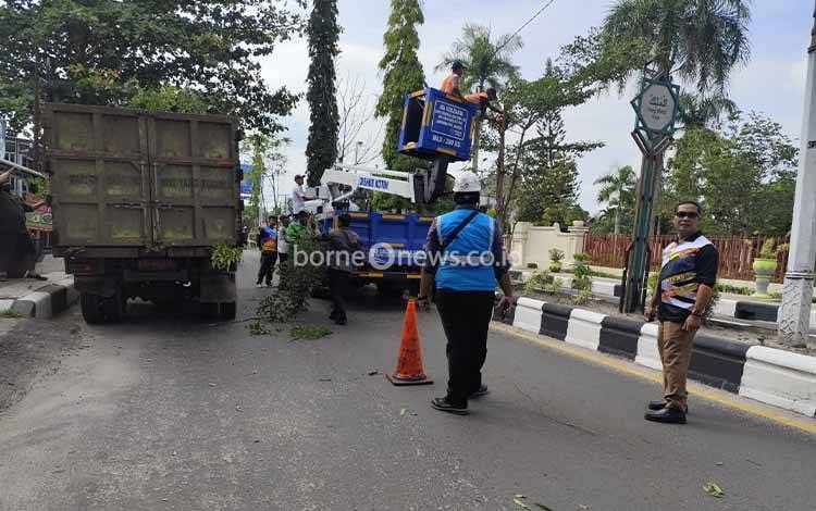 Dishub Kotim Pangkas Pohon di Sampit Prioritaskan Keselamatan dan Kecantikan Kota