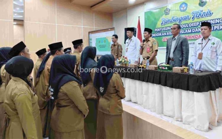 Kadisdik Kapuas, Suwarno Muriyat, Kakankemenag Kapuas, Hamidhan, Narasumber Achmad Hasim dan Korwil Bidang Pendidikan Selat, Gunawan saat mengukuhkan Kelompok Kerja Guru (KKG) Pendidikan Agama Islam (PAI) SD Kabupaten Kapuas sekaligus membuka Bimtek Penyusunan Modul Deep Learning PAI dan Budi Pekerti di Aula Disdik Kapuas, Senin, 21 Juli 2025. (Disdik Kapuas)