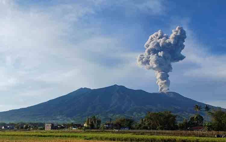 Gunung Marapi Sumbar Erupsi Setinggi 1,6 Kilometer Rabu Pagi