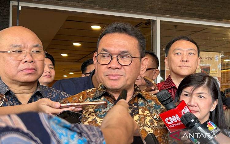 Menteri Perdagangan Budi Santoso ditemui usai menghadiri acara Gerakan Bersama 100 UMKM Lisensi Lokal di Pusat Grosir Cililitan (PGC), Jakarta, Rabu (23/7/2025). (ANTARA/Maria Cicilia Galuh)