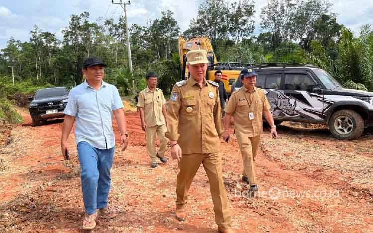 Bupati Gunung Mas Berharap Penanganan Jalan Tumbang Kuayan-Kelurahan Tumbang Malahoi Berjalan Lancar