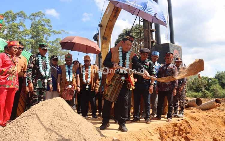 Bupati Seruyan Lakukan Peletakan Batu Pertama Pembangunan Jembatan Somad