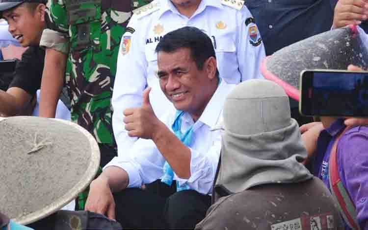 Menteri Pertanian (Mentan) Andi Amran Sulaiman berdialog dengan petani di Desa Tengah, Kecamatan Sabak Auh, Kabupaten Siak, Riau, Rabu (23/7/2025). ANTARA/HO-Humas Kementan