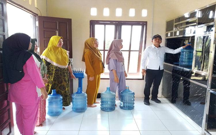 Pemdes Bagendang Tengah Bagikan Air Layak Konsumsi untuk Warga