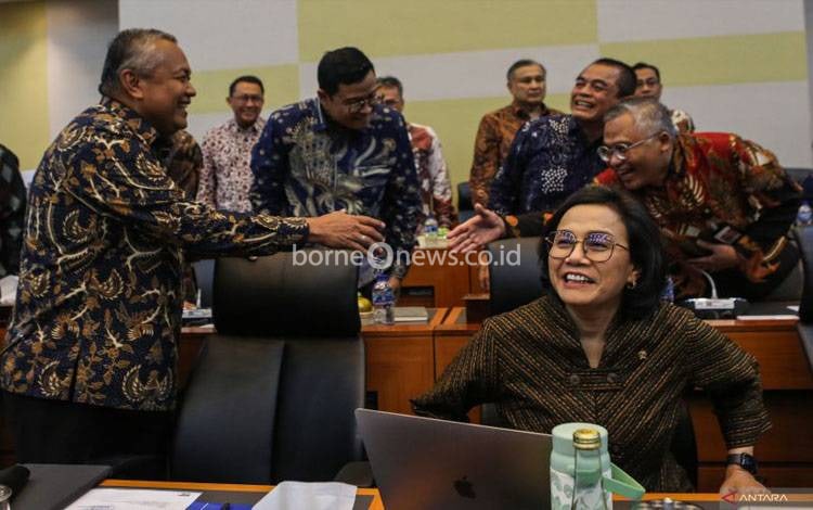 Menkeu Sri Mulyani Indrawati (kanan) bersama Gubernur Bank Indonesia (BI) Perry Warjiyo (kiri) mengikuti Rapat Kerja bersama Banggar DPR RI, di Kompleks Parlemen, Senayan, Jakarta, Kamis (3/7/2025). Raker tersebut beragendakan laporan dan pengesahan hasil pembahasan panja perumus kesimpulan dalam rangka laporan realisasi semester I dan prognosis II pelaksanaan APBN Tahun Anggaran 2025. ANTARA FOTO/Asprilla Dwi Adha/nz