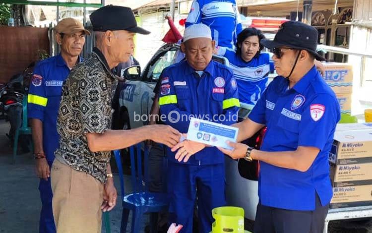 Relawan BPK Unit Balakarcana 651 Kapuas Serahkan Bantuan kepada Korban Kebakaran di Palingkau Baru