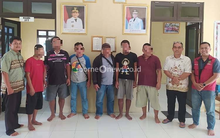 Tim Peka ODGJ dan keluarga ODGJ penerima manfaat rehabilitasi, saat menjemput ODGJ dari Panti Sosial Bina Laras, Kota Palangka Raya, Kamis, 24 Juli 2025. (FOTO: IST)