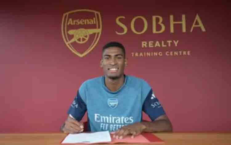 Arsenal Rekrut Gelandang Muda Cristhian Mosquera dari Valencia