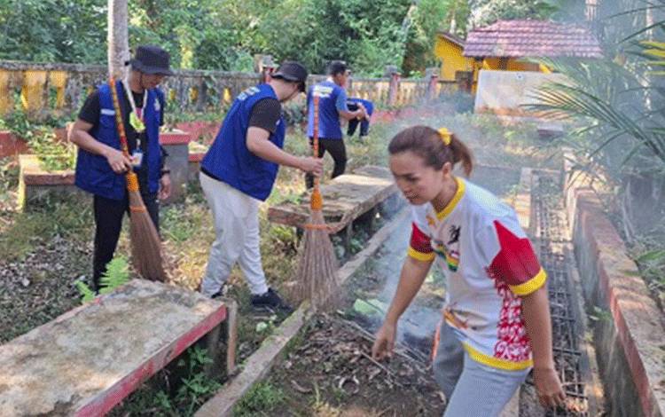 Disbudparpora Barito Timur, mahasiswa Kuliah Kerja Nyata (KKN) Universitas Palangka Raya serta komunitas Lelarian Sana Sini (LSS) menggelar kerja bakti di lokasi situs sejarah Makam Putri Mayang di Desa Jaar, Jumat, 25 Juli 2025. (FOTO: MMC BARTIM)
