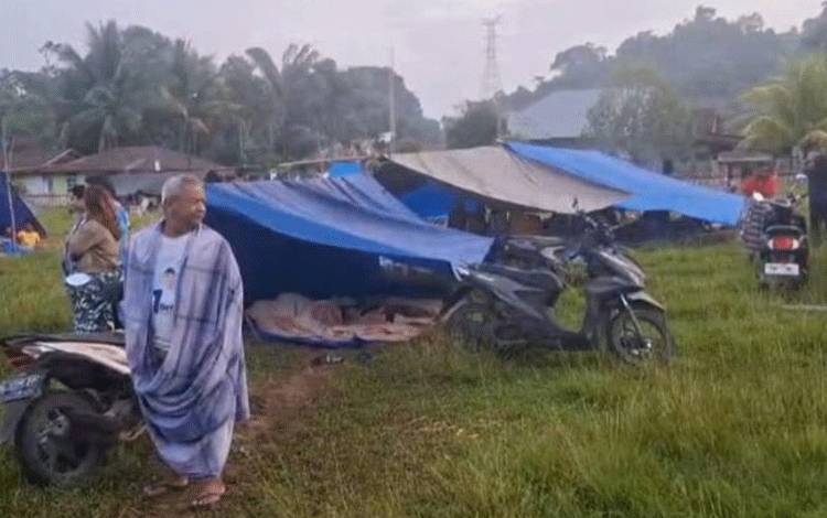 Warga kabupaten Poso, Sulawesi Tengah mengungsi di lapangan sepak bola usai terjadi gempa bumi magnitudo 6,0 di Kecamatan Pamona Tenggara dan Pamona Selatan. ANTARA/HO-BPBD Sulteng