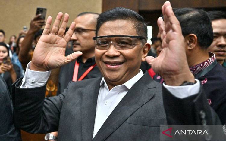 Terdakwa kasus dugaan suap pergantian antarwaktu (PAW) untuk anggota DPR Harun Masiku dan perintangan penyidikan, Hasto Kristiyanto melambaikan tangan sebelum menjalani sidang vonis di Pengadilan Tipikor, Jakarta, Jumat (25/7/2025). ANTARA FOTO/Bayu Pratama S/app/foc. (ANTARA FOTO/BAYU PRATAMA S)