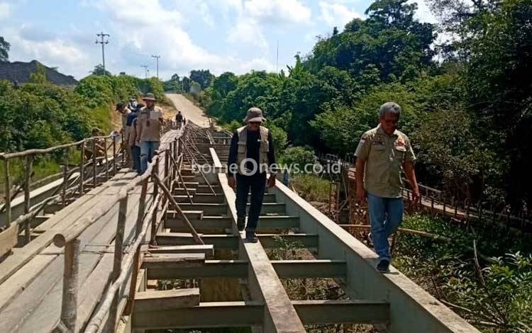PUPR Barito Utara Dampingi BPK Tinjau Proyek Infrastruktur di Lahei Barat