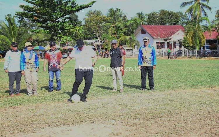 Wabup Pulang Pisau Buka Turnamen Sepak Bola Pandih Batu Cup, Tekankan Pembinaan Atlet Lokal