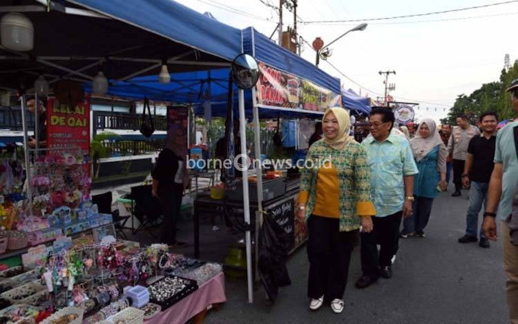 Bupati Kobar Nurhidayah saat mengunjungi lapak UMKM di lokasi Begoyap Night Market, Kelurahan Raja,? Kecamatan Arsel, Jumat. 25 Juli 2025.