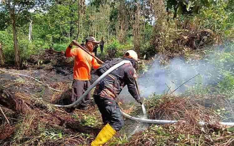 Petugas BPBD Kotim saat melakukan pemadaman api di lokasi kebakaran lahan di Jalan Desa Karya, Kecamatan Baamang, Kabupaten Kotim. (FOTO: IST)