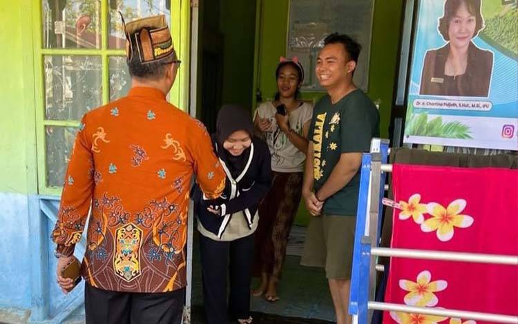 Beri Dukungan Moril dan Gagasan, Camat Kapuas Hilir Kunjungi Posko Mahasiswa KKN UPR