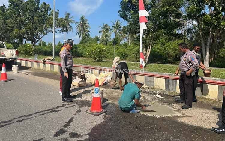 Satlantas Polres Seruyan Perbaiki Jalan Demi Keselamatan Pengendara