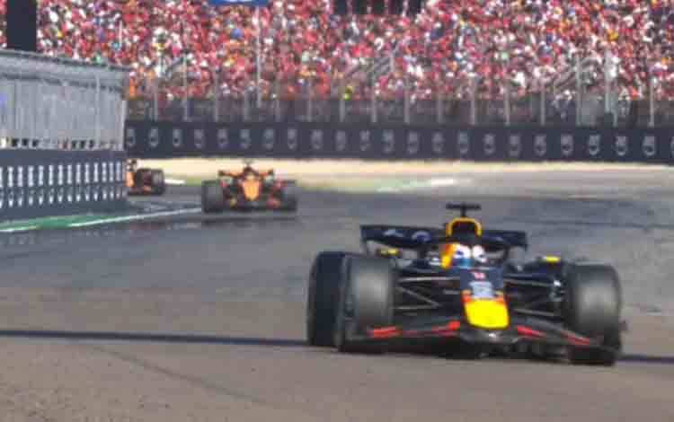 Pembalap Red Bull Max Verstappen memacu kendaraannya di GP Emilia Romagna di Sirkuit Imola, Minggu. ANTARA/X/@F1 (@F1)