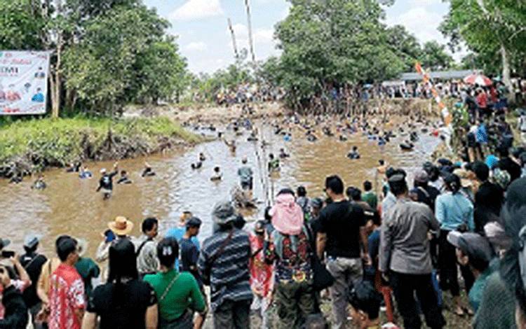 Ribuan Warga Saksikan Festival Nariuk 5 di Barito Timur