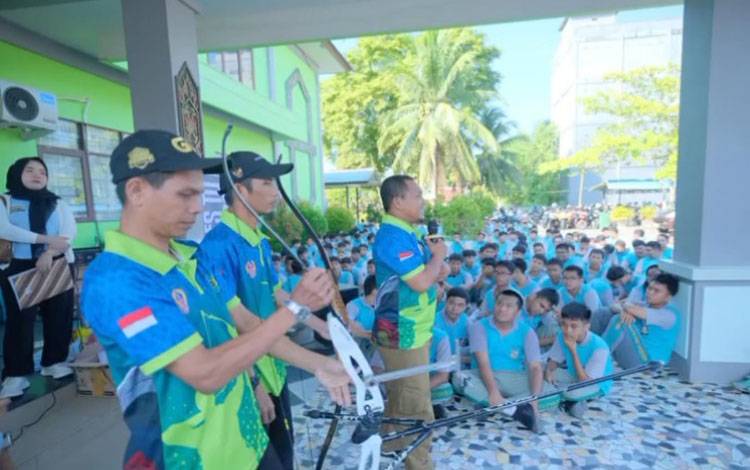 KONI Goes to School Perkenalkan Olahraga Panahan di SMAN 2 Kuala Kapuas