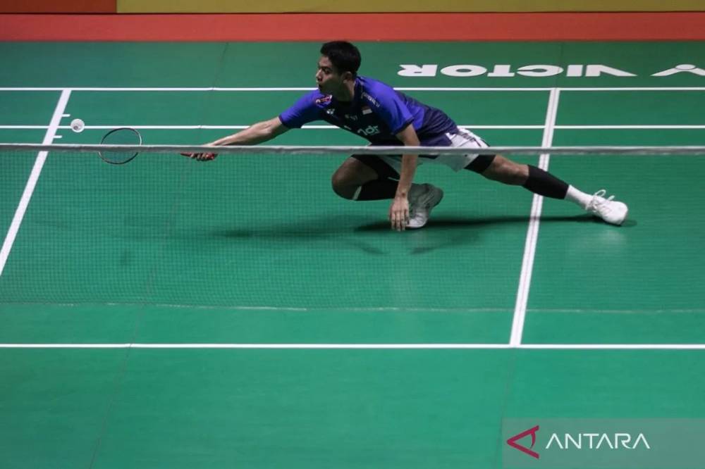 Pebulu tangkis tunggal putra Indonesia Moh Zaki Ubaidillah berusaha mengembalikan kok ke pebulu tangkis China Liu Yang Ming Yu pada pertandingan final tunggal putra Kejuaraan Wondr Badminton Asia Junior 2025 di Gor Manahan, Solo, Jawa Tengah, Minggu (27/7/2025). ANTARAFOTO/Maulana Surya/nz.