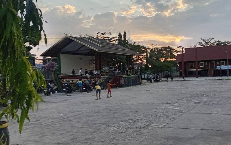 Lapangan Bukit Ngalangkang Kapuas Jadi Arena Bermain Layang-layang Meskipun Berisiko terhadap Keselamatan Orang Lain
