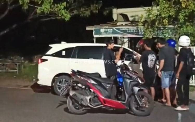 Mobil tak Stabil Dihentikan Warga di Kuala Kapuas, Diduga Sopir dalam Keadaan Mabuk