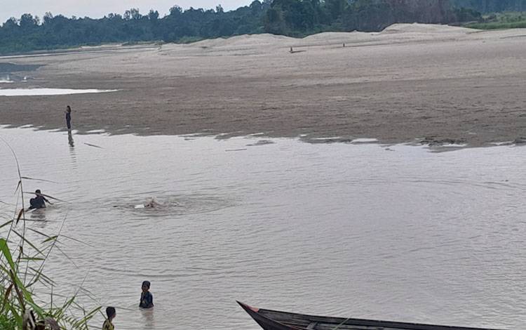 Kemarau, Sungai Kahayan Desa Pandawei Alami Surut: Anak-Anak Manfaatkan untuk Bermain