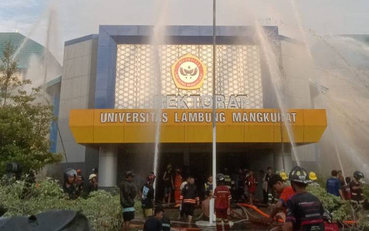 Gedung Rektorat Universitas Lambung Mangkurat Banjarmasin Terbakar