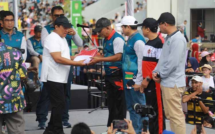 Penyerahan bendera merah putih gratis untuk masyarakat. (FOTO: SETDA KALTENG)