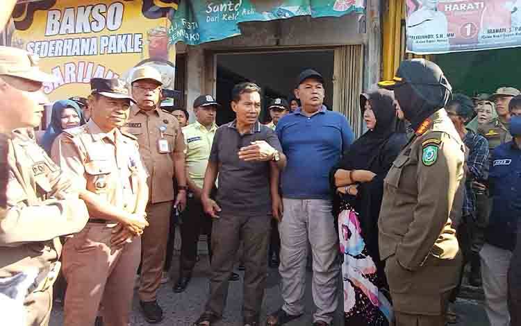 Penertiban Lapak di Atas Drainase Pasar Keramat Sampit Diprotes Pedagang