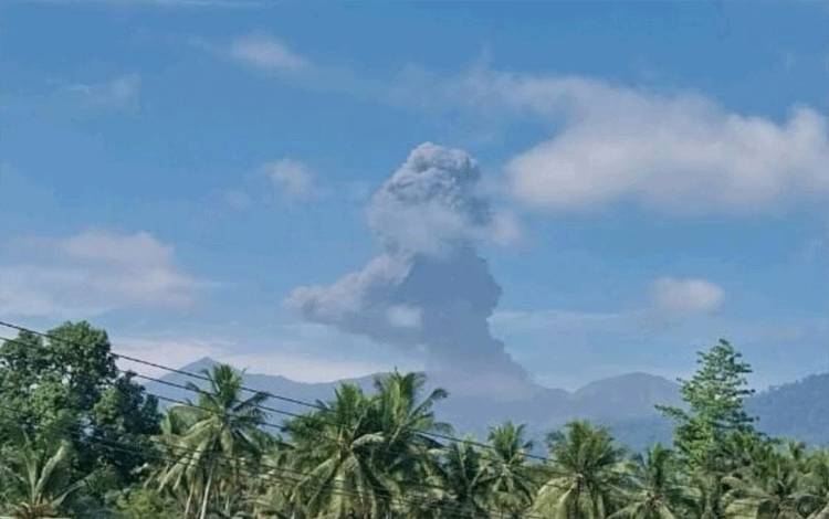 Gunung Dukono Meletus Lontarkan Abu Setinggi 1.700 Meter