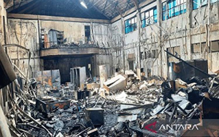 Ruang aula di gedung Rektorat ULM di Banjarmasin habis terbakar. (ANTARA/Firman)