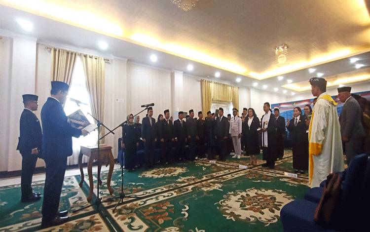 Pj Bupati Barito Utara Lantik 10 ASN, 1 PAW Kepala Desa dan 8 PAW BPD