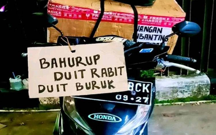 Pria asal Kalsel Tawarkan Jasa Tukar Uang Rusak di Pasar Malam Kapuas