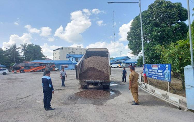Pengusaha Angkutan Penumpang Partisipasi Perbaiki Kerusakan Area Terminal Patih Rumbih