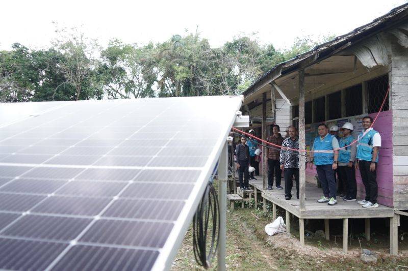PLN UID Kalselteng Pasang Listrik Tenaga Surya di Daerah 3T