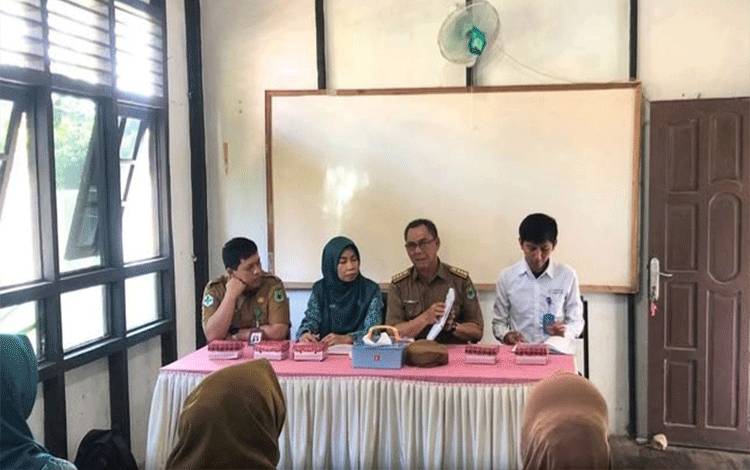Pemerintah Kecamatan Kapuas Hilir ketika melaksanakan kegiatan pertemuan mini lokakarya di Aula Kantor Kelurahan Hampatung, pada Senin, 28 Juli 2025. (IST)