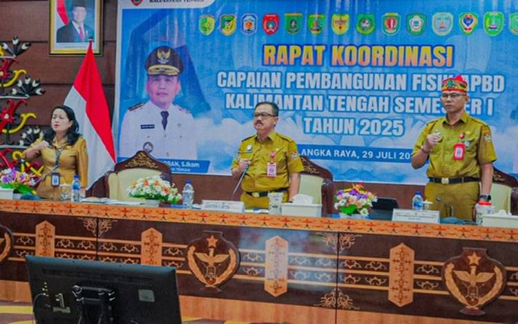 Asisten Perekonomian dan Pembangunan Setda Kalteng Herson B. Aden saat pimpin Rapat Koordinasi Capaian Pembangunan Fisik APBD Kalteng Semester I Tahun 2025. (FOTO:RZD)