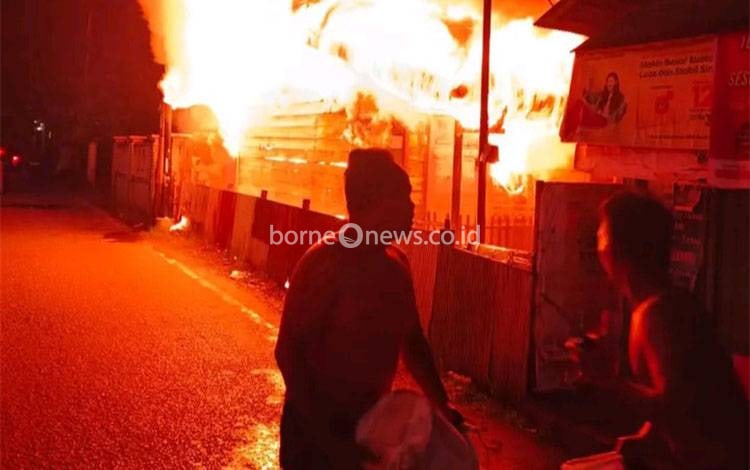Kebakaran Landa Permukiman Padat di Banjarmasin Utara, Warga Panik dan Berlarian