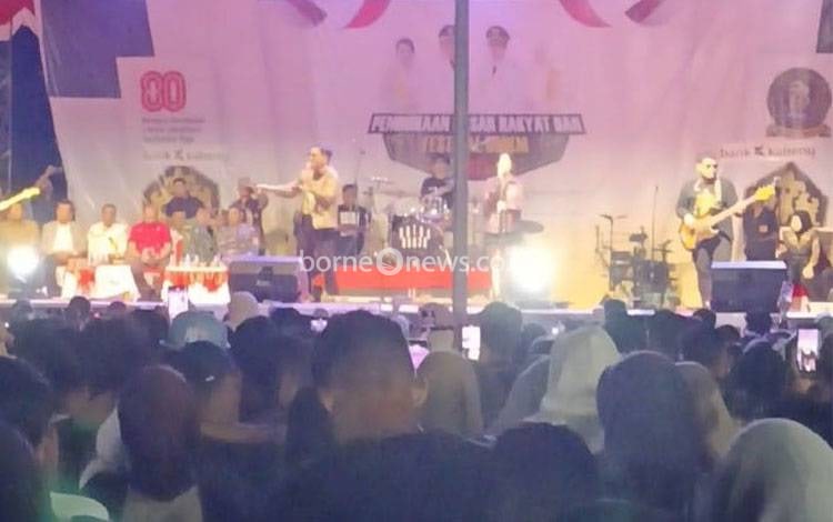 Ribuan Warga Seruyan Tumpah Ruah di Festival UMKM 2025, Batas Senja Tampil Memukau