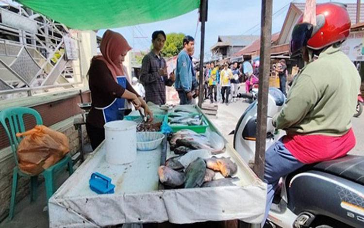 Aktivitas disalah satu pasar tradisional di Sampit beberapa waktu lalu. (FOTO :DOK DEVI)